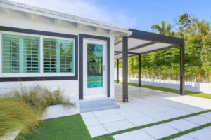 Motorized louvered pergola, Delray Beach, FL - Wall mounted R-Blade by Azenco